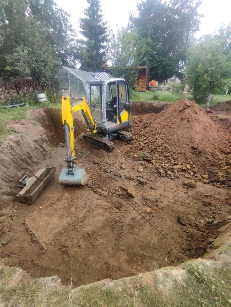 Minibager sme priviezli, na miesto stavby a začali výkopové práce v stiesnenom prostredí