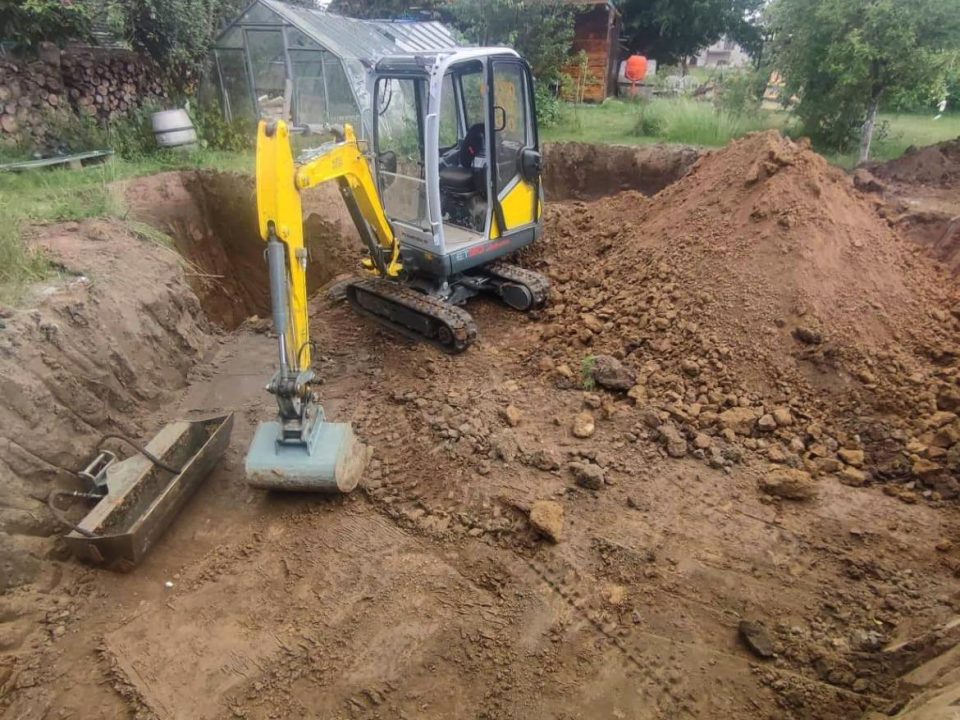 Minibager sme priviezli, na miesto stavby a začali výkopové práce v stiesnenom prostredí