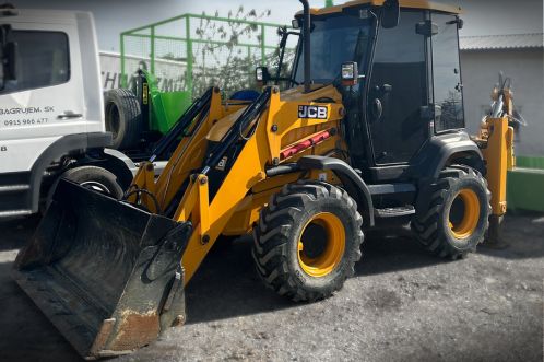 traktorbager JCB 3CX Compact využívaný spoločnosťou po-bagrujem.sk na výkopové práce a úpravy terénu. Kompaktný bager s robustnou konštrukciou, vhodný na rôzne typy stavebných prác v stiesnených priestoroch, s multifunkčným využitím na manipuláciu s materiálom.